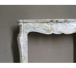 Camino antico in marmo Calacatta venato, con toni dal bianco al verde all'oro. 2