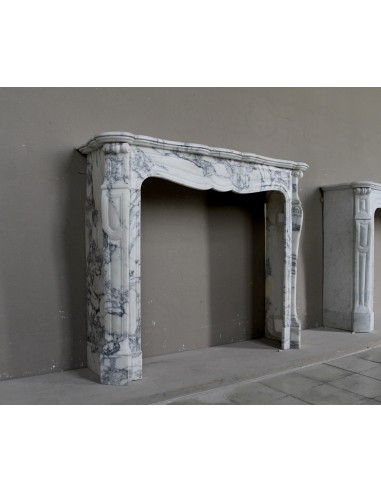 CAMINETTO LUIGI XV "PIED GALBÉ" SCOLPITO IN FASCINOSO MARMO ARABESCATO CARRARA