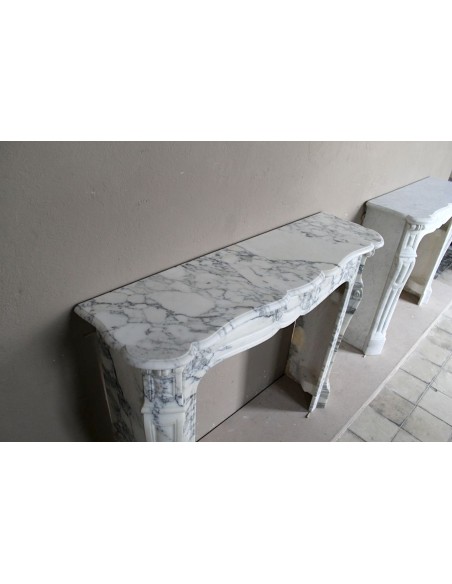 CAMINETTO LUIGI XV "PIED GALBÉ" SCOLPITO IN FASCINOSO MARMO ARABESCATO CARRARA