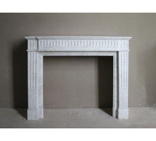 Camino antico neoclassico scolpito in marmo Bianco di Carrara di eccezionale qualità e purezza.