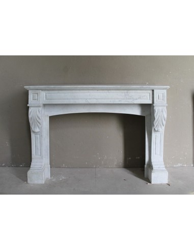 Camino antico autentico in marmo bianco Carrara, proposto in offerta a un prezzo speciale.