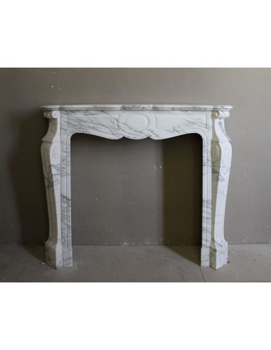 Camino antico barocco di importanti dimensioni scolpito in marmo bianco Statuario venato.