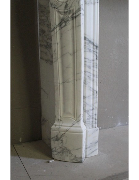 048 CAMINO LUIGI XV "PIED GALBÉ" SCOLPITO IN MARMO STATUARIO ARABESCATO CARRARA