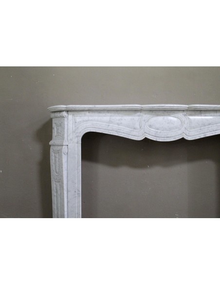 052 CAMINO ANTICO "PIED GALBÉ" DI ECCEZIONALI DIMENSIONI SCOLPITO IN MARMO BIANCO CARRARA