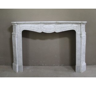 Camino antico Pompadour Galbé di enormi dimensioni scolpito in marmo Bianco Carrara.