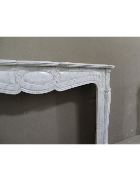 052 CAMINO ANTICO "PIED GALBÉ" DI ECCEZIONALI DIMENSIONI SCOLPITO IN MARMO BIANCO CARRARA