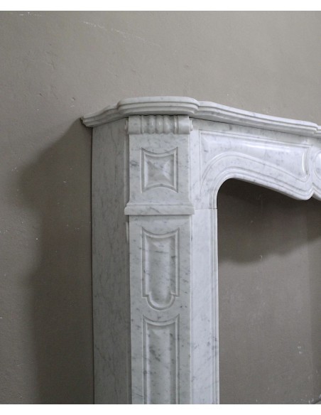 052 CAMINO ANTICO "PIED GALBÉ" DI ECCEZIONALI DIMENSIONI SCOLPITO IN MARMO BIANCO CARRARA