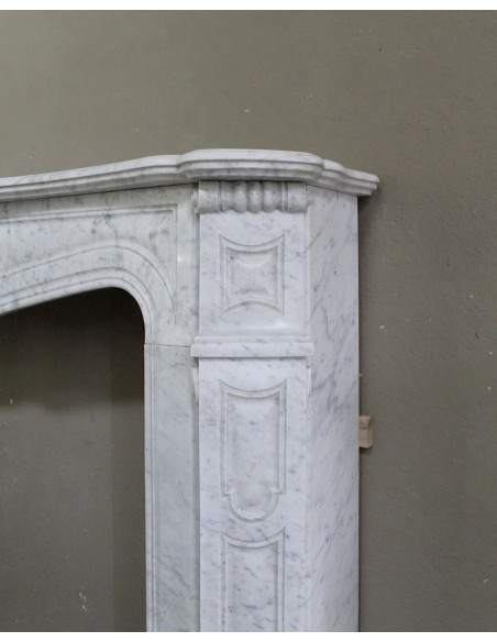 052 CAMINO ANTICO "PIED GALBÉ" DI ECCEZIONALI DIMENSIONI SCOLPITO IN MARMO BIANCO CARRARA