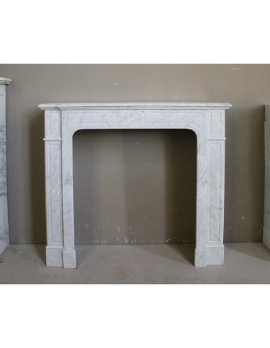Camino antico "Parisienne" scolpito in marmo bianco Carrara.