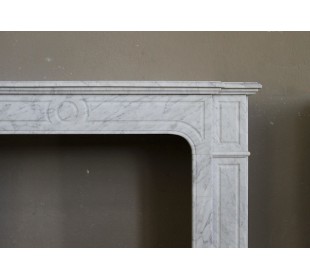 Camino antico "Parisienne" scolpito in marmo bianco Carrara. 2