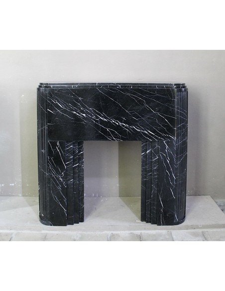 Camino antico Art Deco in marmo Nero Marquinia. Questo caminetto ha l'iconico design dello stile Art Deco primo-novecentesco.
