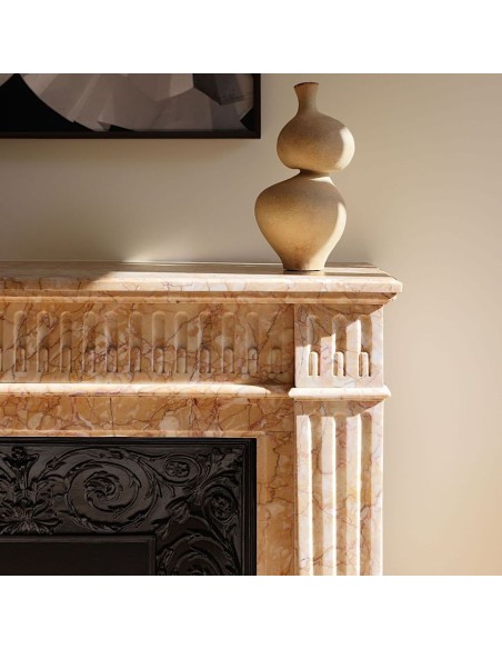 Camino antico in marmo Giallo di stile neoclassico e d'epoca ottocentesca