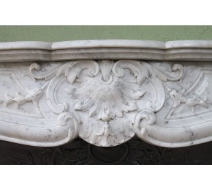 Caminetto antico in marmo bianco, di stile barocco, provvisto di controcuore in ghisa d'arte 2