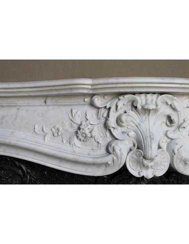Caminetti antichi in marmo bianco con decorazioni barocche e floreali, di vario tipo e costi.