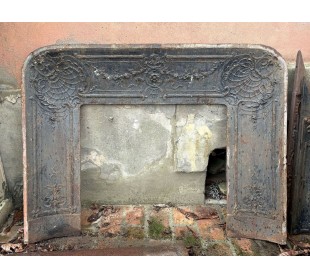 Controcuore in ghisa artistica d'epoca 1860-1880, con decorazioni fogliacee e floreali, fusione di massima finezza.