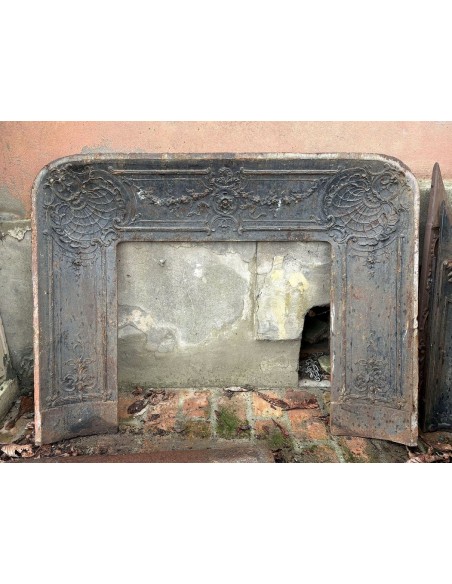 Controcuore in ghisa artistica d'epoca 1860-1880, con decorazioni fogliacee e floreali, fusione di massima finezza.