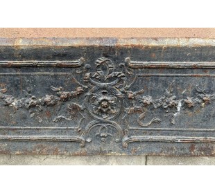 Controcuore in ghisa artistica d'epoca 1860-1880, con decorazioni fogliacee e floreali, fusione di massima finezza. 2