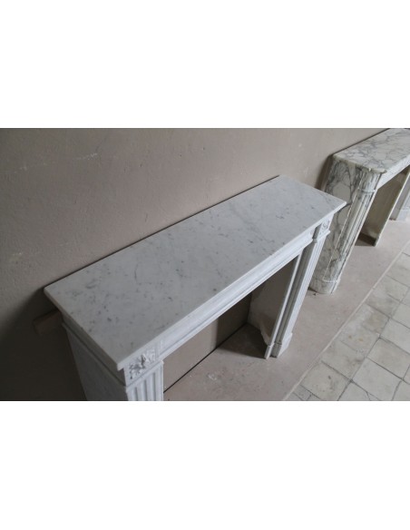 201 CAMINETTO ANTICO LUIGI XVI "DEUX FLEURS" SCOLPITO IN MARMO BIANCO DI CARRARA DI NOBILE QUALITÀ "P"