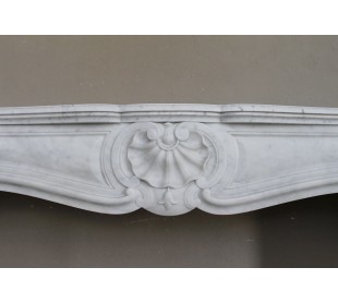 Camino antico Barocco "Trois Coquilles" di importanti dimensioni, scolpito in marmo Bianco di Carrara. 2