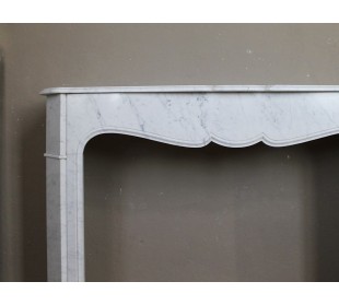 Caminetto antico in marmo bianco di stile barocco e d'epoca ottocentesca, modello "Pompadour Plat". 2