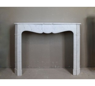 Caminetto antico in marmo bianco di stile barocco e d'epoca ottocentesca, modello "Pompadour Plat".