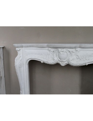 Camino antico in marmo bianco di stile barocco e d'epoca ottocentesca con decori floreali e sculture raffinate.