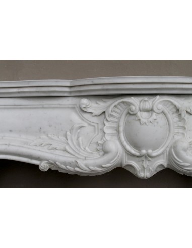 Camino antico in marmo bianco di stile barocco e d'epoca ottocentesca con decori floreali e sculture raffinate.