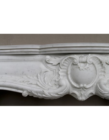 Camino antico in marmo bianco di stile barocco e d'epoca ottocentesca con decori floreali e sculture raffinate.