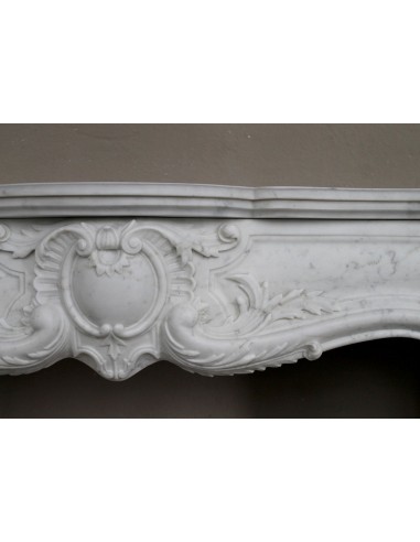 Camino antico in marmo bianco di stile barocco e d'epoca ottocentesca con decori floreali e sculture raffinate.