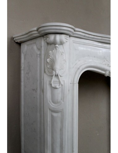 Camino antico in marmo bianco di stile barocco e d'epoca ottocentesca con decori floreali e sculture raffinate.