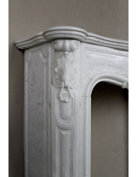 Camino antico in marmo bianco di stile barocco e d'epoca ottocentesca con decori floreali e sculture raffinate.