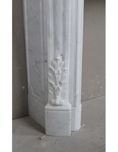 Camino antico in marmo bianco di stile barocco e d'epoca ottocentesca con decori floreali e sculture raffinate.