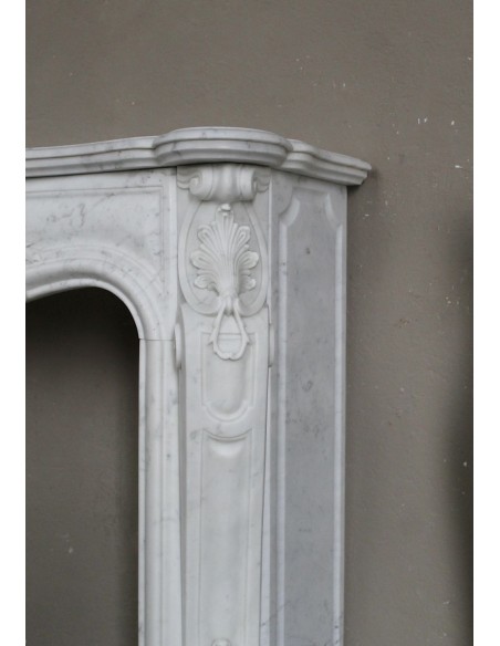 Camino antico in marmo bianco di stile barocco e d'epoca ottocentesca con decori floreali e sculture raffinate.