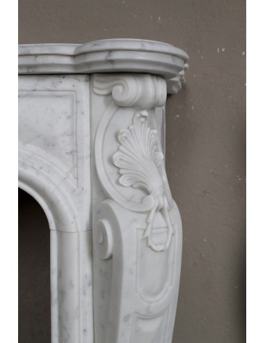 Camino antico in marmo bianco di stile barocco e d'epoca ottocentesca con decori floreali e sculture raffinate.