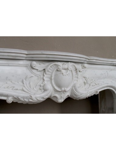 Camino antico in marmo bianco di stile barocco e d'epoca ottocentesca con decori floreali e sculture raffinate.