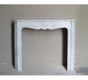 Caminetto antico Pompadour in marmo bianco Carrara, di stile barocco, offerto a prezzo scontato.