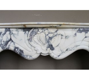 Caminetto antico barocco scolpito in marmo Breccia Violetta a fondo Statuario. Un marmo stupendo per un camino molto originale. 2