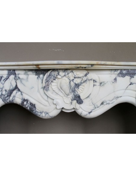 046 CAMINO LUIGI XV "COEUR" IN BAROCCO PROVENZALE SCOLPITO IN FASCINOSO MARMO BRÈCHE VIOLETTE