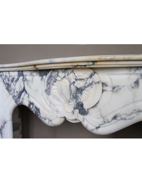 046 CAMINO LUIGI XV "COEUR" IN BAROCCO PROVENZALE SCOLPITO IN FASCINOSO MARMO BRÈCHE VIOLETTE