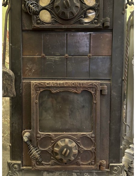 GH 001 STUFA A LEGNA CASTELMONTE ANNI '60 IN GHISA E MAIOLICA