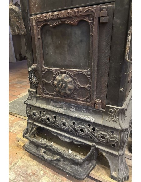 GH 001 STUFA A LEGNA CASTELMONTE ANNI '60 IN GHISA E MAIOLICA