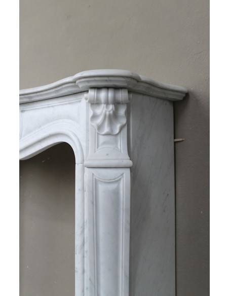 065 CAMINETTO LUIGI XV "TROIS COQUILLES" SCOLPITO IN SPLENDIDO MARMO BIANCO "P" DI CARRARA