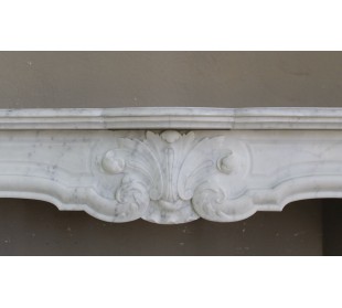 Camino antico floreale tra barocco e Liberty scolpito in marmo bianco di Carrara, di stilismo provenzale (Costa Azzurra). 2