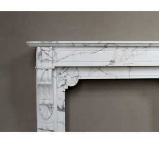 Caminetto antico Luigi Filippo "Palmettes" scolpito in marmo bianco Statuario Arabescato, con finissime decorazioni. 2