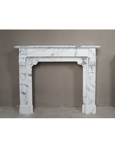 Caminetto antico Luigi Filippo "Palmettes" scolpito in marmo bianco Statuario Arabescato, con finissime decorazioni.