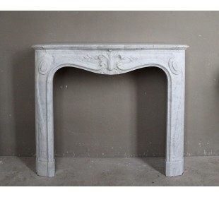 Cornice da caminetto antica di stile Liberty e Art Nouveau scolpita in marmo bianco Carrara su disegno di Majorelle.