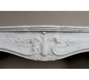 Cornice da caminetto antica di stile Liberty e Art Nouveau scolpita in marmo bianco Carrara su disegno di Majorelle. 2