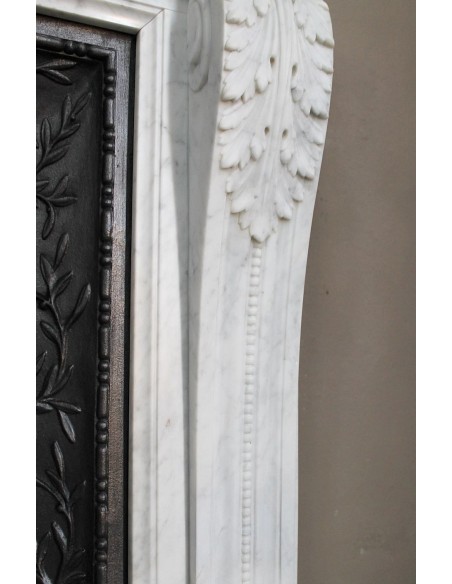 251 AG CAMINETTO NEOCLASSICO "ESCARGOT" SCOLPITO IN MARMO BIANCO DI CARRARA CON PROPRIO CONTROCUORE IN GHISA D'ARTE