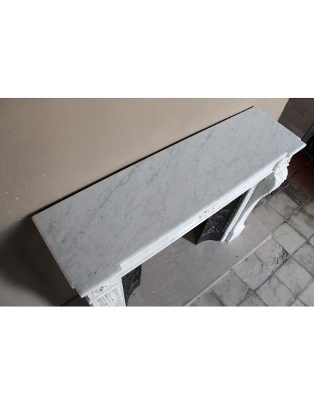 251 AG CAMINETTO NEOCLASSICO "ESCARGOT" SCOLPITO IN MARMO BIANCO DI CARRARA CON PROPRIO CONTROCUORE IN GHISA D'ARTE