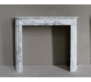Antico camino neoclassico scolpito in marmo bianco statuario Arabescato con finissimi decori scultorei floreali.